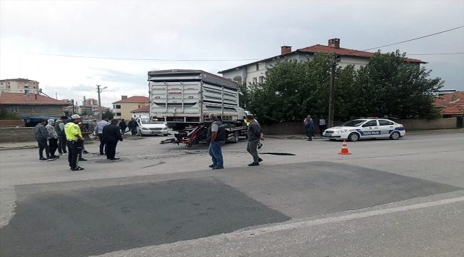 Sivas'ta kamyonetle çarpışan motosikletteki 2 kişi yaralandı