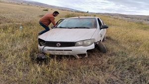 Sivas'ta şarampole devrilen otomobildeki 3 kişi yaralandı 