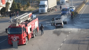 Sivas'ta seyir halindeki otomobilde çıkan yangın söndürüldü