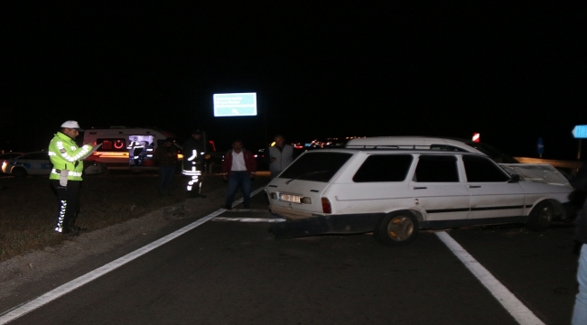 Sivas'ta üç aracın karıştığı kazada 4 kişi yaralandı 