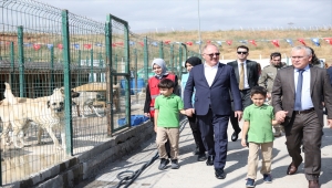 Sivas Valisi Şimşek ve Belediye Başkanı Bilgin hayvan barınağını ziyaret etti