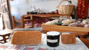 Sivrihisar'ın bağlarında üretilen üzümler dövme pekmeze dönüşüyor