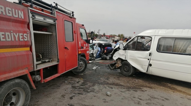 Sorgun'da minibüs ile otomobilin çarpıştığı kazada 1 kişi öldü, 2 kişi yaralandı