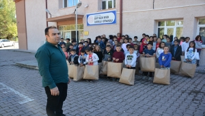Suşehri'nde iş insanı öğrencilere kırtasiye ve giysi hediye etti