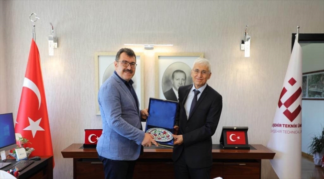 TÜBİTAK Başkanı Prof. Dr. Mandal, ESTÜ Rektörü Prof. Dr. Özcan'ı ziyaret etti