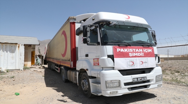 Türk Kızılay insani yardım malzemesi taşıyan 4 tırı daha Pakistan'a gönderiyor
