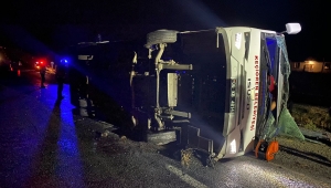 Yozgat'ta cenazeye gidenleri taşıyan midibüsün devrilmesi sonucu 25 kişi yaralandı