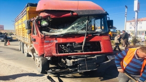 Yozgat'ta kamyon ve minibüsün çarpıştığı kazada 11 kişi yaralandı