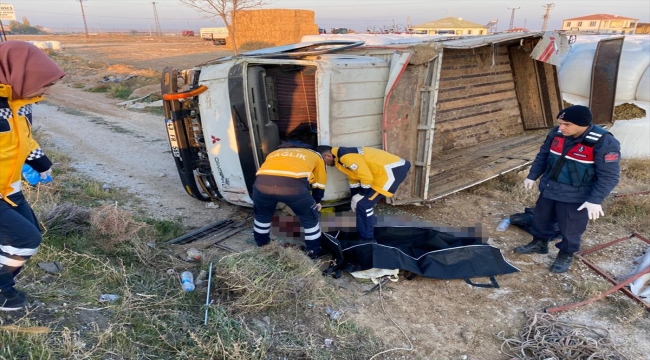 Aksaray'da devrilen kamyonun sürücüsü öldü, 1 kişi yaralandı