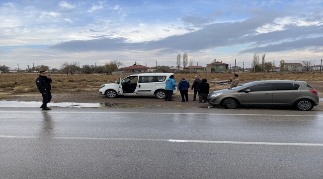 Aksaray'da otomobilin çarptığı hafif ticari araçtaki 3 sağlık çalışanı yaralandı 