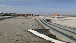 Akşehir'de devrilen tırın sürücüsü yaralandı 