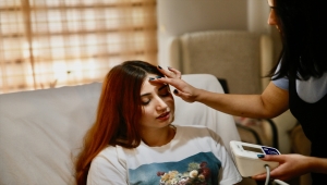 Anneannesinin aldığı kask, genç kızın hayatını kurtardı