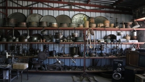 Antika koleksiyonunu oto tamirhanesinde sergiliyor