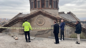 Cami ile istinat duvarı arasına düşen otomobildeki 2'si öğretmen 3 kişi yaralandı