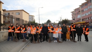 Çubuk'ta üniversiteliler cadde ve sokakları temizledi