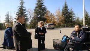 Engelli üniversite öğrencisine gurbetçilerden hediye akülü araç