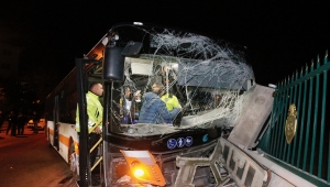 Eskişehir'de belediye otobüsü ile otomobil çarpıştı, 10 kişi yaralandı