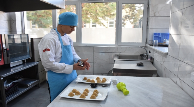 Eskişehir'de geleceğin şefleri, öğrenciler için yemek hazırlıyor