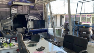 Eskişehir'de kontrolden çıkan araç lastikçi dükkanına girdi