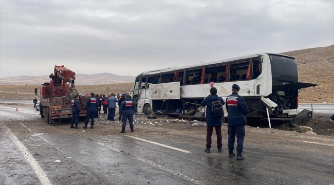 GÜNCELLEME - Sivas'ta otobüs devrildi, 2 kişi öldü, 30 kişi yaralandı