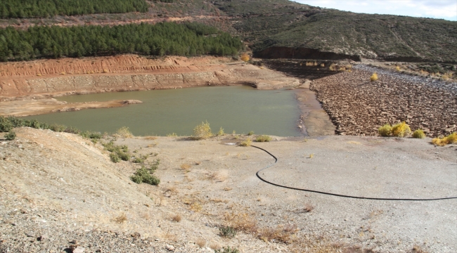 Hüyük'te suyu boşalan gölete çilek üreticisinin ihtiyacı olan su güneş enerjisiyle aktarılıyor