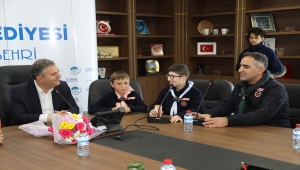 İzcilik kulübü üyelerinden Çubuk Belediye Başkanı Demirbaş'a ziyaret