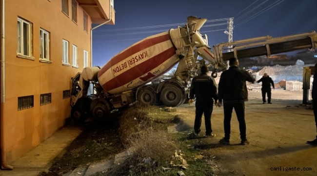 Kayseri'de beton mikseri binaya çarparak durabildi