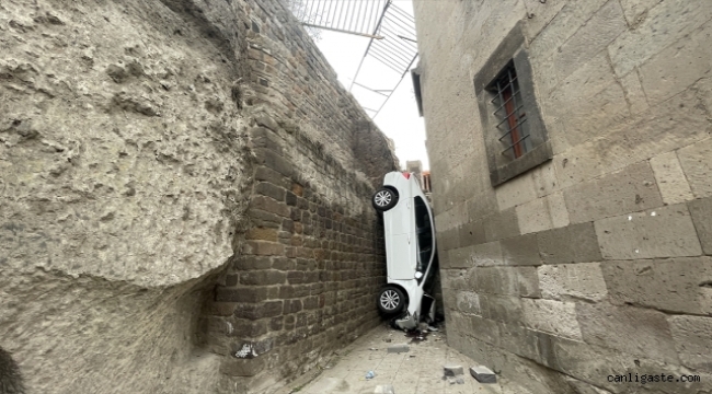Kayseri'de cami ile istinat duvarı arasına düşen otomobildeki 2'si öğretmen 3 kişi yaralandı