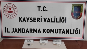Kayseri'de cep telefonu şarj aletine uyuşturucu gizleyen kişi yakalandı