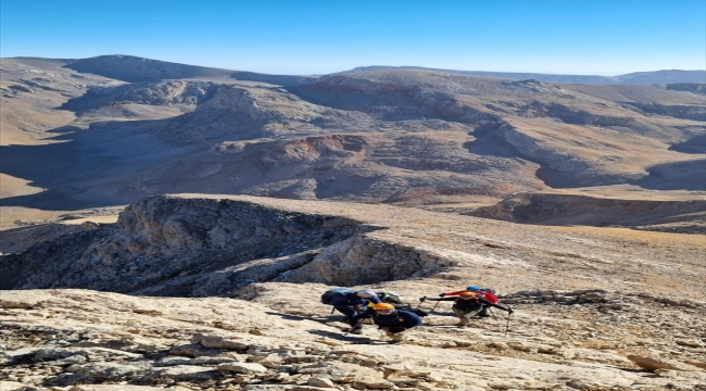 Kayseri'de dağcılar 3 bin 478 metre yükseklikte şehitler için dua etti