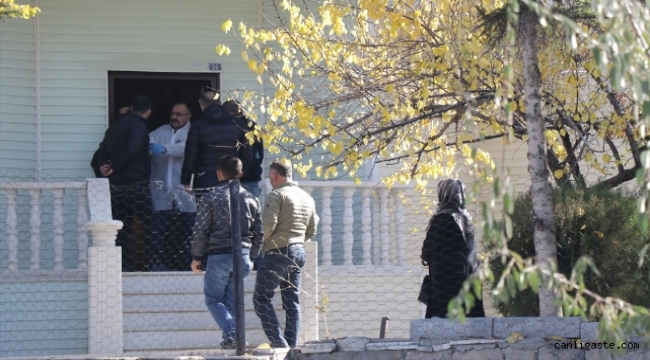Kayseri'de evlerinde ölü bulunan yaşlı çiftin cenazeleri Sivas'ta toprağa verildi