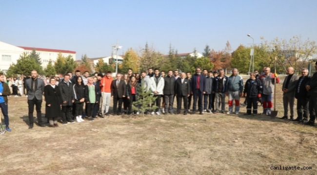Kayseri'de 'Milli Ağaçlandırma Günü' kapsamında fidanlar toprakla buluşturuldu