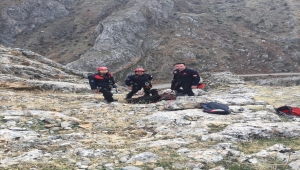 Kayseri'de uçurumda mahsur kalan keçi kurtarıldı