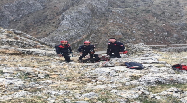 Kayseri'de uçurumda mahsur kalan keçi kurtarıldı