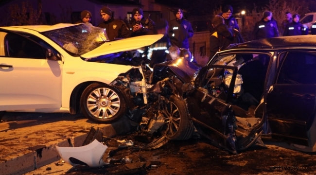 Kayseri Talas'ta 2 otomobil çarpıştı: 2 ölü, 6 yaralı
