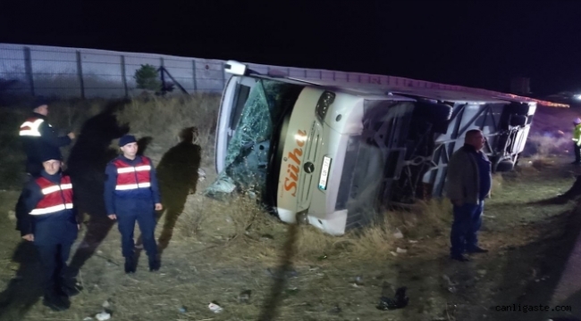 Kayseri'ye dönen partilileri taşıyan otobüs Nevşehir'de devrildi: 17 Yaralı