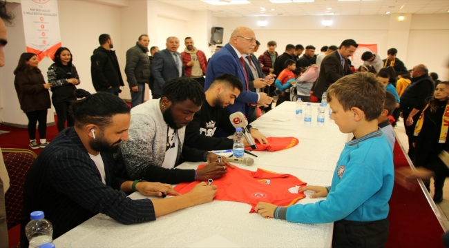 Kayserisporlu futbolcular Attamah ve Bilal Bayazit öğrencilerle buluştu