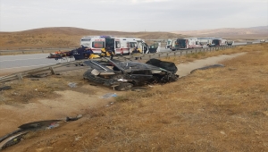 Kırıkkale'de devrilen otomobildeki 3 kişi yaralandı