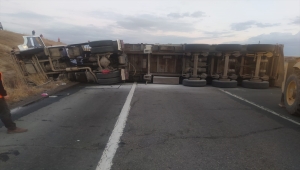 Kırıkkale'de devrilen tırın sürücüsü yaralandı