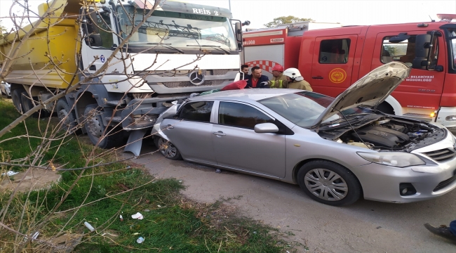 Kırıkkale'de hafriyat kamyonu ile otomobilin çarpıştığı kazada 4 kişi yaralandı