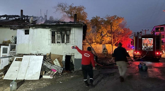 Kırıkkale'de müstakil evde çıkan yangında 4 kişi dumandan etkilendi