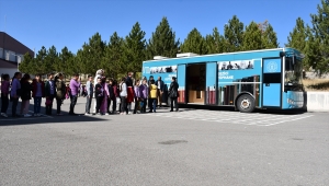 Kırsalda yaşayan çocuklara, gezici kütüphane ile kitap sevgisi aşılanıyor