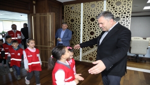 Kızılay gönüllüsü öğrencilerden Çubuk Belediye Başkanı Baki Demirbaşa ziyaret