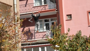 Konya'da sıva ustası balkonda korkulukların üzerinde boya yaptı