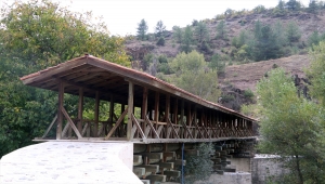 Melan Çayı üzerindeki tarihi ahşap köprü yıllardır yaya ulaşımını sağlıyor