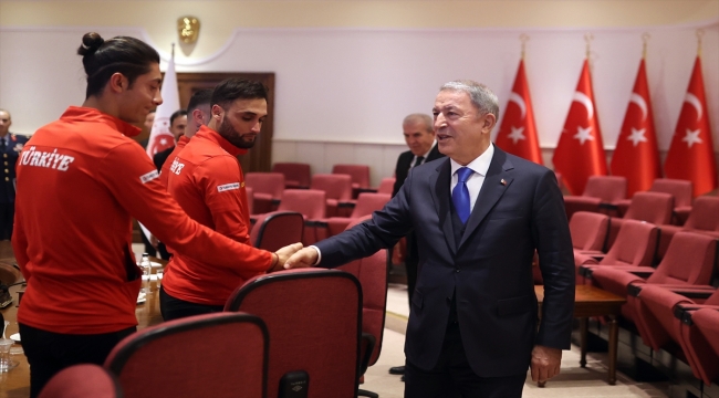 Milli Savunma Bakanı Akar, Ampute Futbol Milli Takımı'nı kabul etti