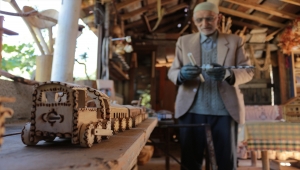 Oyuncak sevgisini evinin bahçesinde kurduğu atölyede yaşatıyor