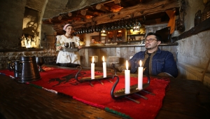 Restore ettirdiği 150 yıllık binayı Orta Çağ temalı restorana dönüştürdü