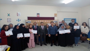 Şarkışla'da "Aile Okulu Projesi"ne katılan veliler sertifika aldı 