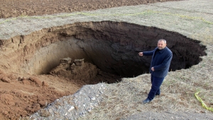 Sivas'ta bir tarlada obruk oluştu 